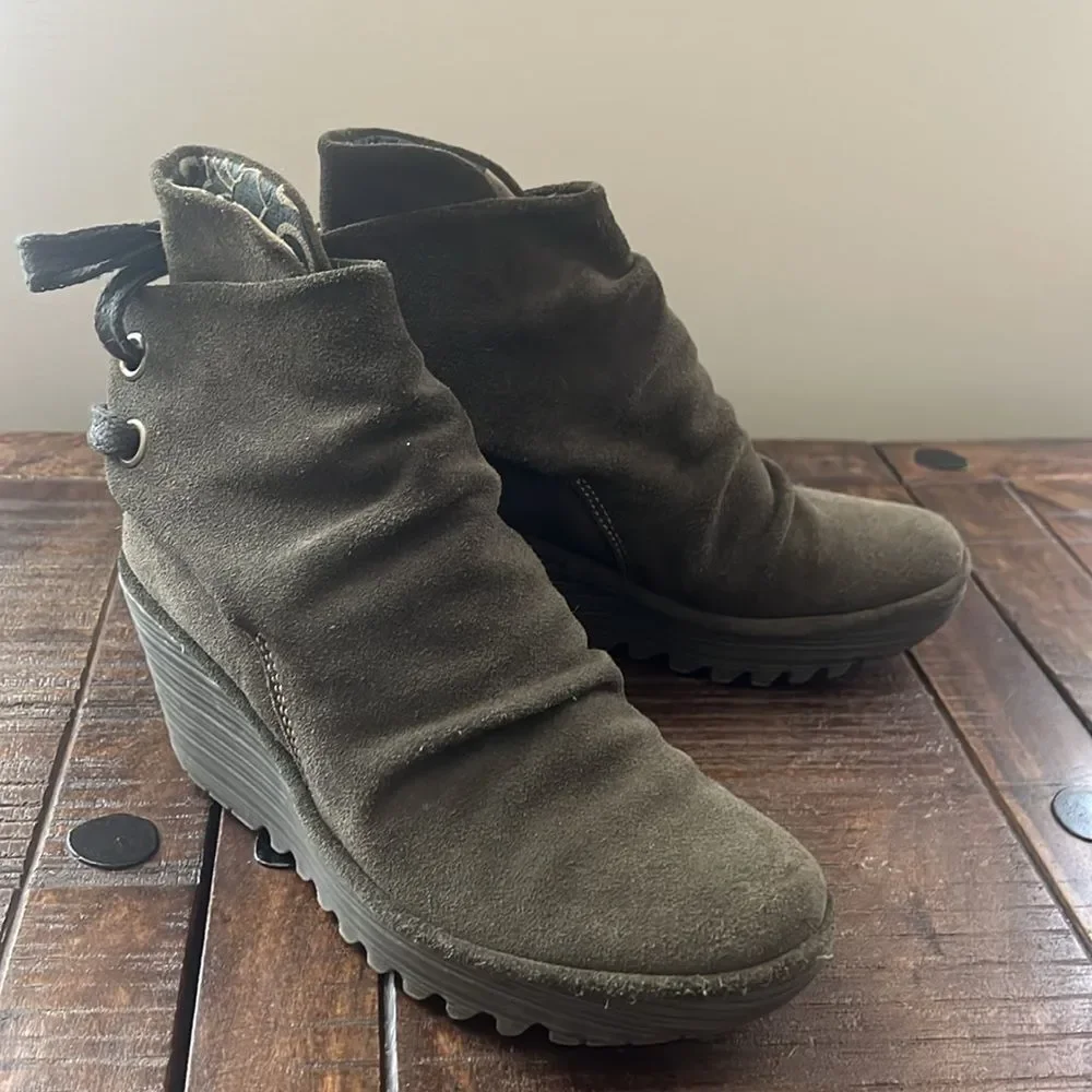Fly London Women 38 US 7.5-8 Yama Wedge Platform Bootie Green Suede Lace Up Boot